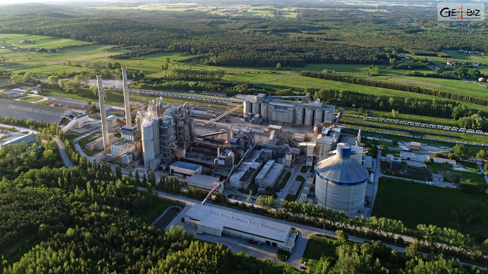 Zdjęcie cementowni z drona